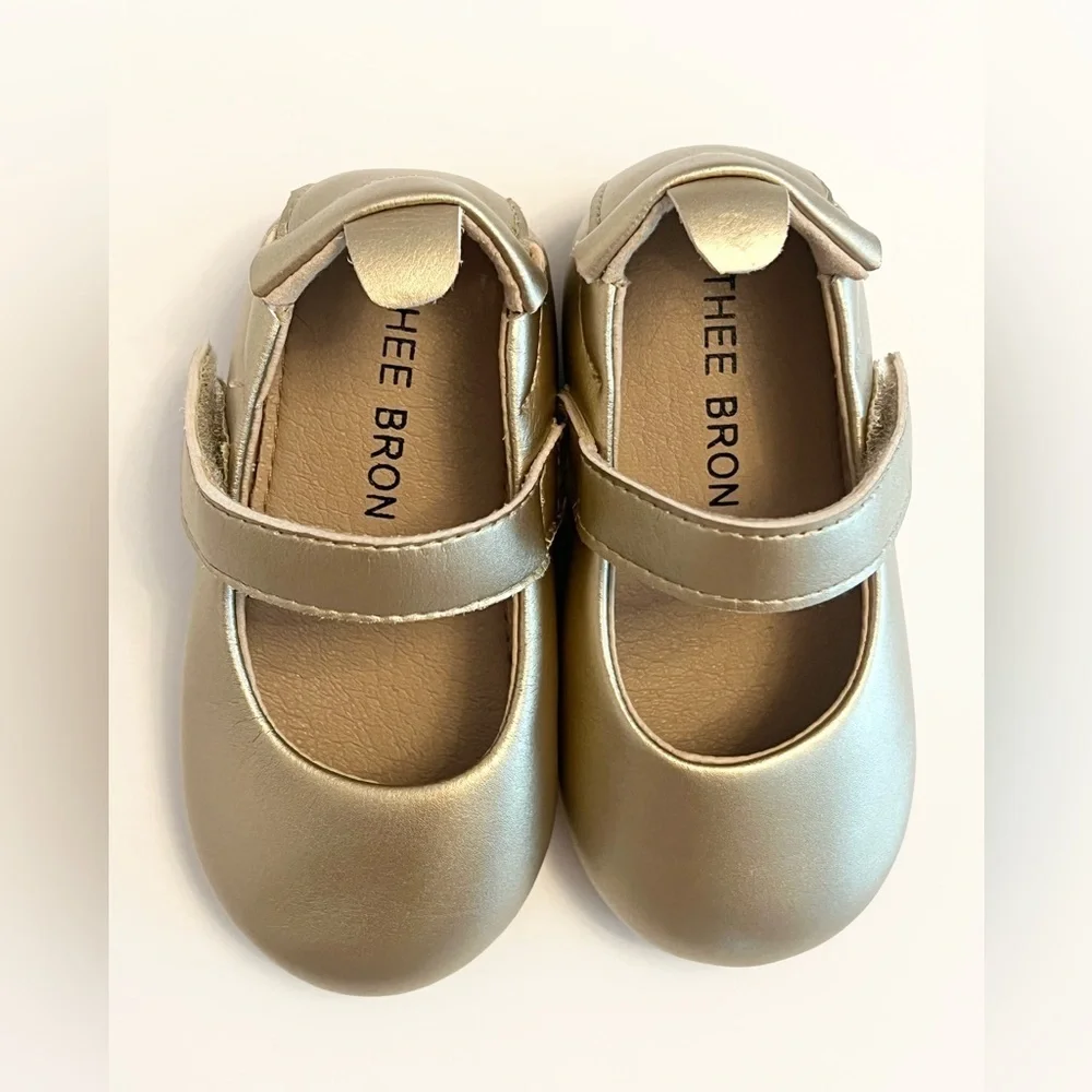 (NWOT) Thee Bron Stylish Gold Baby Dress Shoes with Velcro Straps - Girls 5T